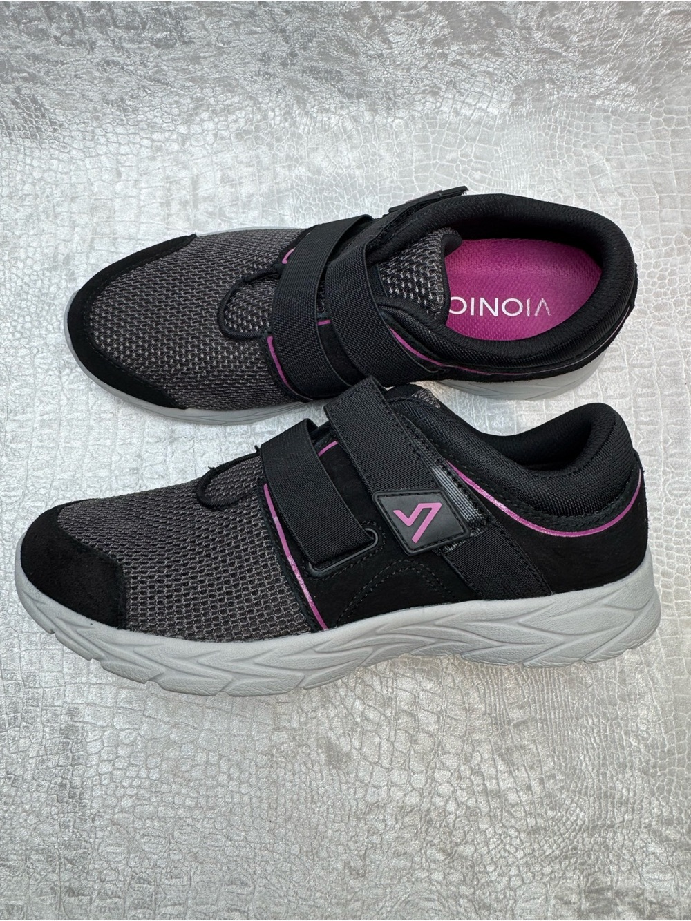 Vionic Brisk Ema women's slip-on walking sneakers, Women’s Size 6
